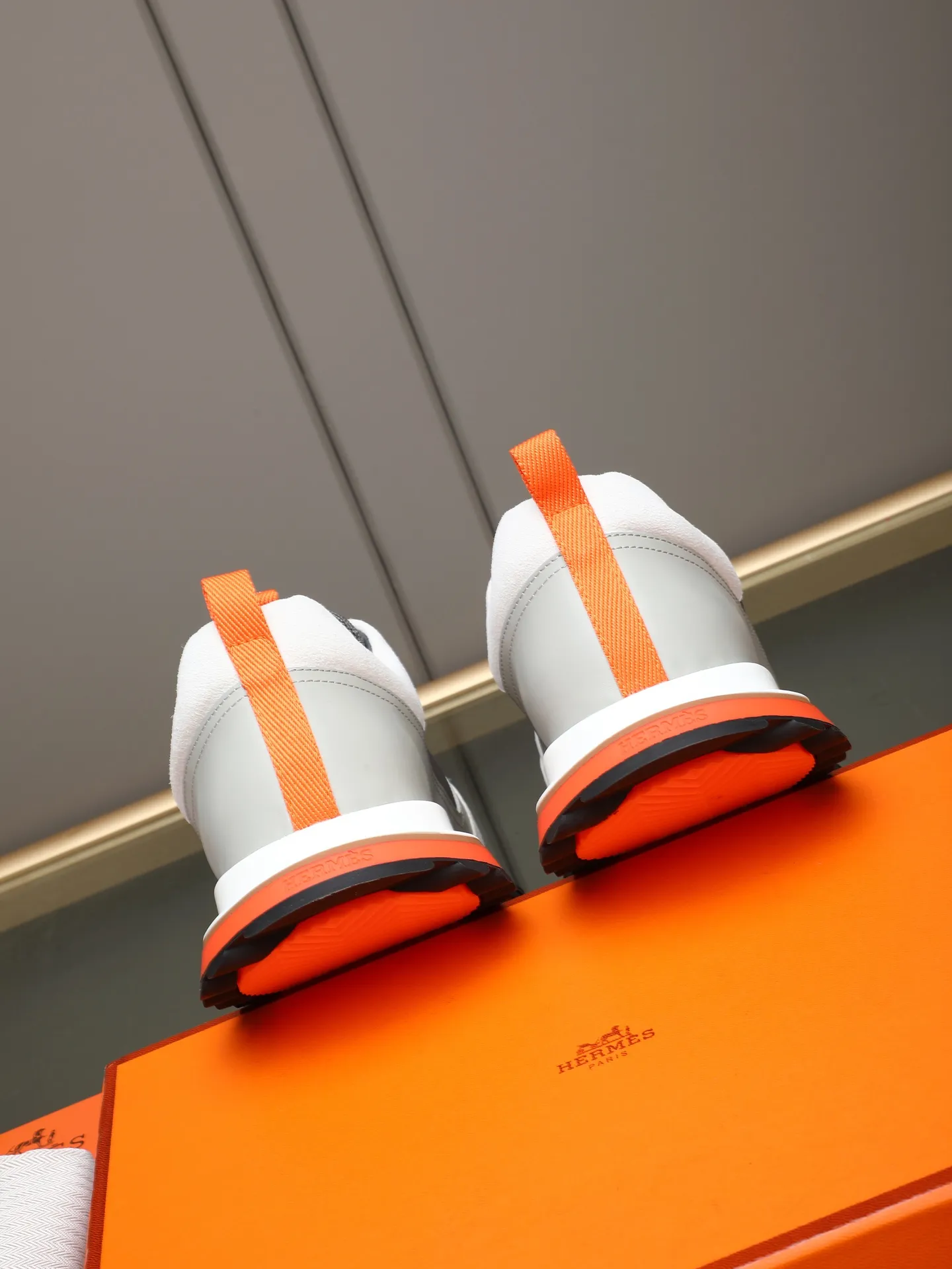 PP680【Hermes】fe new arrival~New Bouncing sneakers are the most comfortable shoes from Hermès. They are extremely light on the feet and look great. You won’t feel tired even when you go shopping and running around. 👍Very light and comfortable. Extremely light. Perfect for both sports and leisure. They feel great when you step on them! It’s up to you to choose, there’s always what you want~ ✔️Fabric: Imported first-layer cowhide ✔️Inner lining: Imported water-dyed cowhide ✔️Outsole: Seamless combination of IP+TPU (multi-color letters) German technology irradiation machine ✔️Code number: Male 38-44 (45 customized)